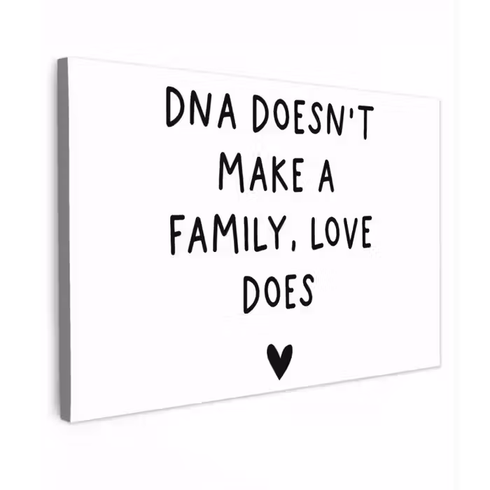 Engelse quote "DNA doesn't make a family, love does" met een hartje op een witte achtergrond canvas 2cm klein -z3d