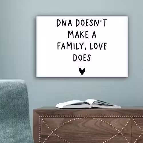 Engelse quote "DNA doesn't make a family, love does" met een hartje op een witte achtergrond canvas 2cm klein -sfeer4
