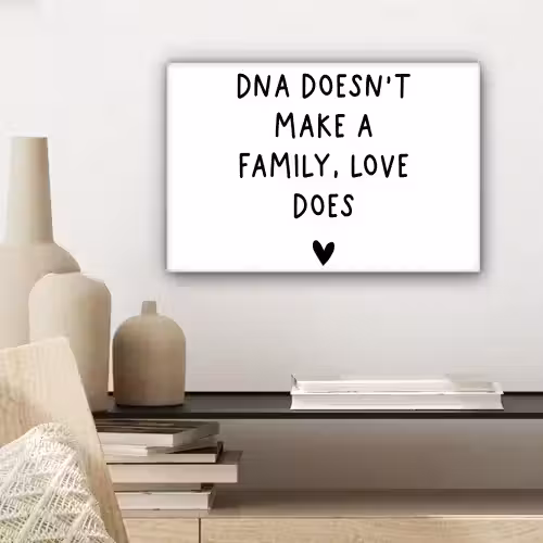 Engelse quote "DNA doesn't make a family, love does" met een hartje op een witte achtergrond canvas 2cm klein -sfeer6