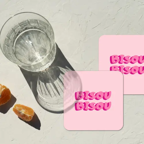 Bisou - Roze - Dikke letters onderzetter kurk middel -sfeer4