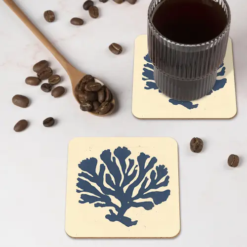 Blauw koraal - Vertakkingen - Beige onderzetter kurk middel -sfeer2