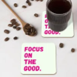 Focus on the good - Beige - Roze onderzetter kurk middel -sfeer2