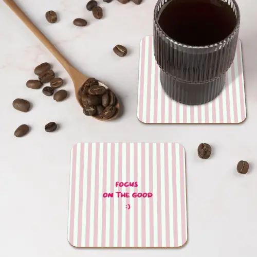 Focus on the good - Strepen - Roze - Smiley onderzetter kurk middel -sfeer2