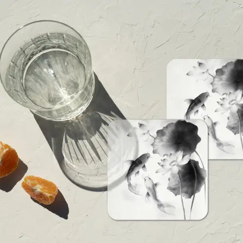 Lotusbloemen - Vissen - Bladeren - Zwart onderzetter kurk middel -sfeer4