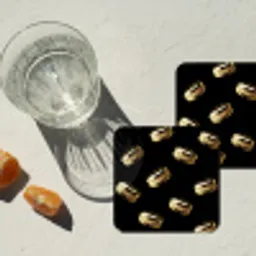Macarons - Patroon - Goud - Zwart onderzetter kurk middel -sfeer4