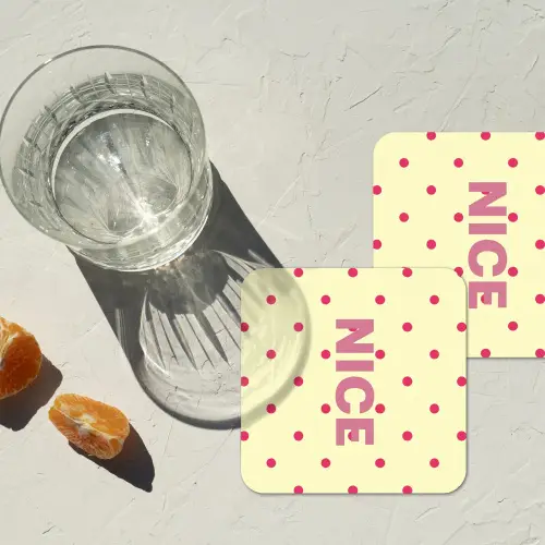 Nice - Stippen - Roze - Geel onderzetter kurk middel -sfeer4