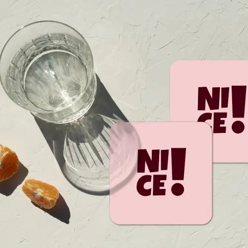 Nice - Uitroepteken - Roze onderzetter kurk middel -sfeer4