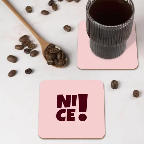 Nice - Uitroepteken - Roze onderzetter kurk middel -sfeer2