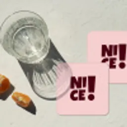 Nice - Uitroepteken - Roze onderzetter kurk middel -sfeer4