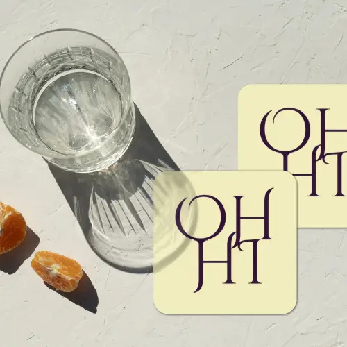 Oh hi - Geel - Monogram onderzetter kurk middel -sfeer4