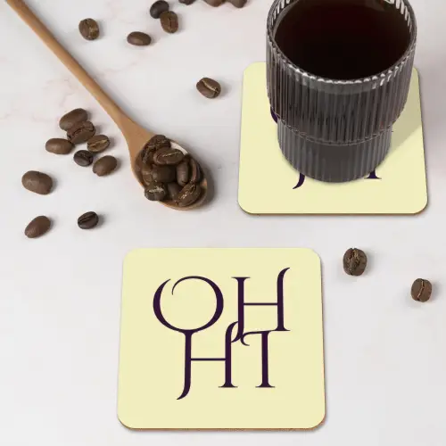 Oh hi - Geel - Monogram onderzetter kurk middel -sfeer2