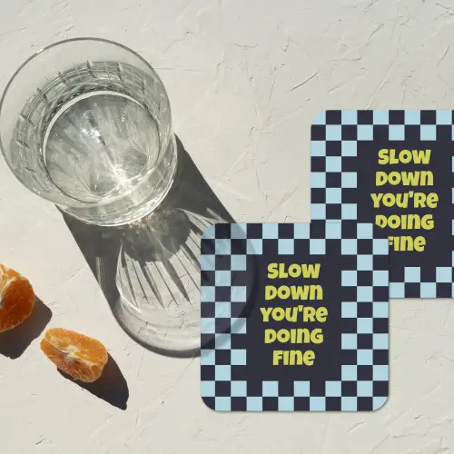 Patroon - Geblok - Blauw - Slow down you're doing fine onderzetter kurk middel -sfeer4