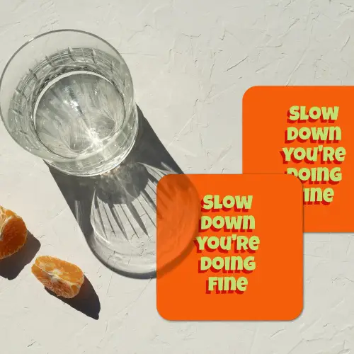 Slow down you're doing fine - Oranje - Simple onderzetter kurk middel -sfeer4