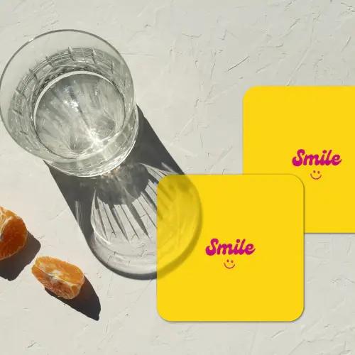 Smile - Geel - Roze onderzetter kurk middel -sfeer4