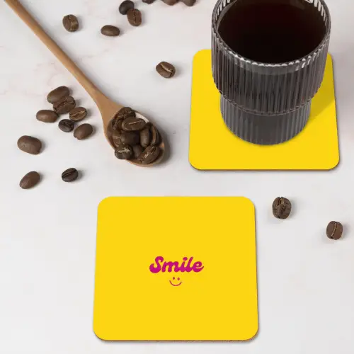 Smile - Geel - Roze onderzetter kurk middel -sfeer2