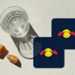 Smiley - Geel - Handen - Minimalistisch onderzetter kurk middel -sfeer4
