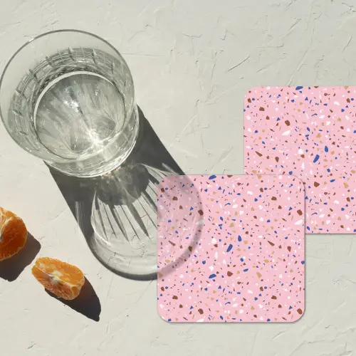 Terrazzo - Patroon - Kleurrijk - Roze onderzetter kurk middel 366 -sfeer4