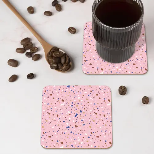 Terrazzo - Patroon - Kleurrijk - Roze onderzetter kurk middel 366 -sfeer2
