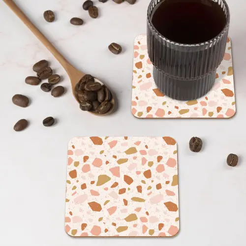 Terrazzo - Patroon - Kleurrijk - Zalm onderzetter kurk middel 366 -sfeer2