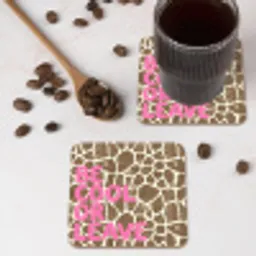 Tekst - Be cool or leave - Roze - Giraffenprint onderzetter kurk middel -sfeer2