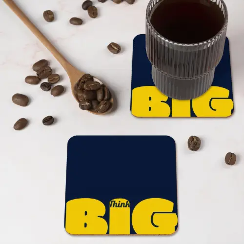 Think big - Blauw - Geel onderzetter kurk middel -sfeer2
