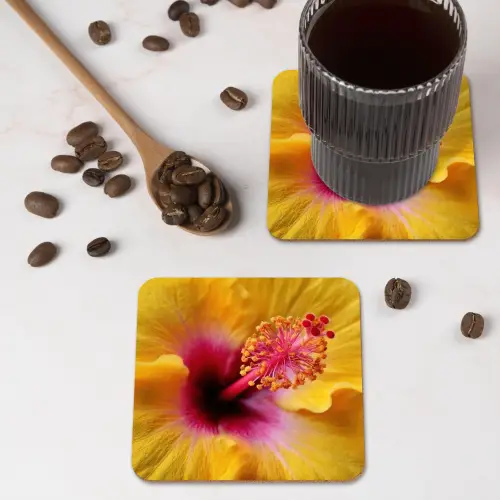 Geel - Hibiscus - Tropisch onderzetter kurk middel -sfeer2