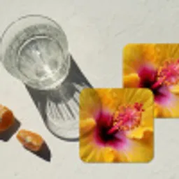 Geel - Hibiscus - Tropisch onderzetter kurk middel -sfeer4