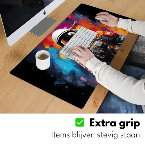Astronaut - Graffiti - Zwart - Kleuren Muismat XXL klein -sfeer3