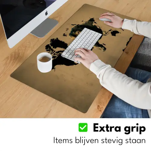 Wereldkaart - Bruin - Leeuw Muismat XXL klein -sfeer3