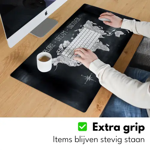 Wereldkaart - Krijtbord - Quote Muismat XXL klein -sfeer3