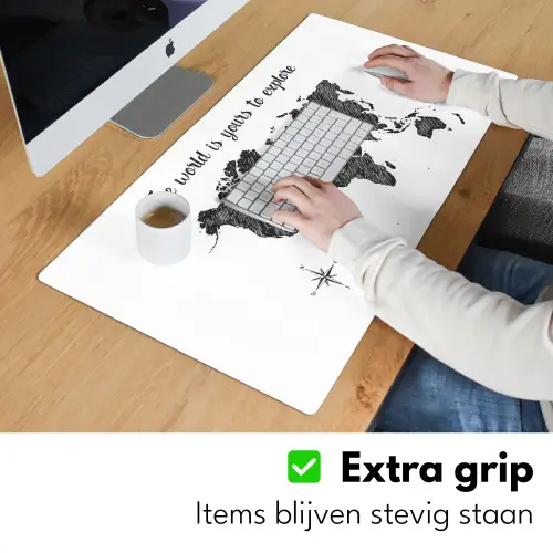 Wereldkaart - Quote - Zwart - Wit Muismat XXL klein -sfeer3