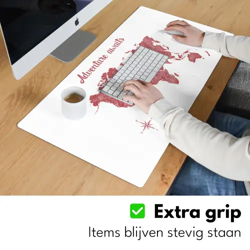 Wereldkaart - Rood - Quote Muismat XXL klein -sfeer3