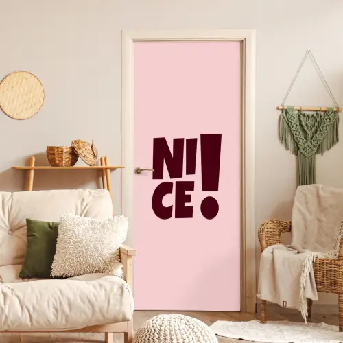 Nice - Uitroepteken - Roze deurposter klein -sfeer2