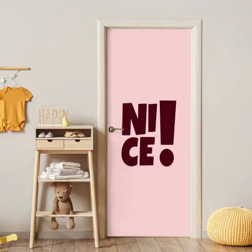 Nice - Uitroepteken - Roze deurposter klein -sfeer4
