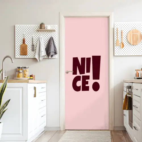 Nice - Uitroepteken - Roze deurposter klein -sfeer5