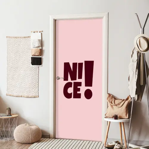 Nice - Uitroepteken - Roze deurposter klein -sfeer6