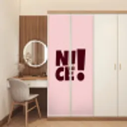 Nice - Uitroepteken - Roze deurposter klein -sfeer3