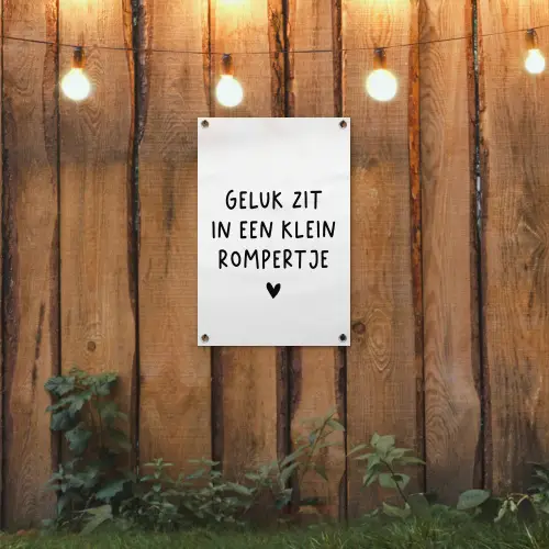 Geluk zit in een klein rompertje - Quotes - Spreuken tuinposter los doek klein -sfeer1