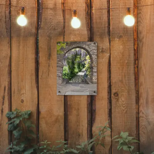 Oude deuren naar een tuinpad tuinposter los doek klein -sfeer1