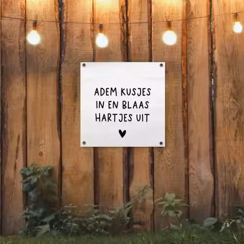 Quotes - Adem kusjes in en blaas hartjes uit - Spreuken tuinposter los doek klein -sfeer1
