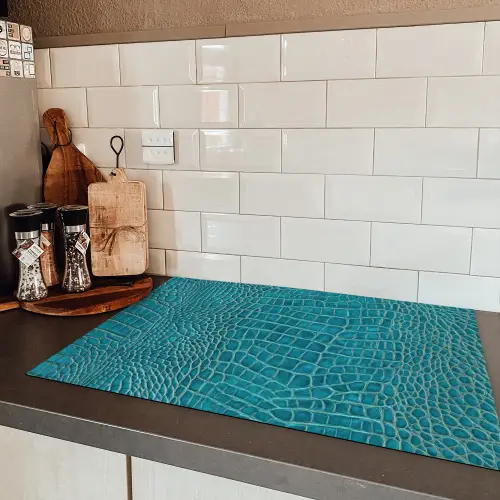 Krokodillenleertextuur - Blauw - Exotisch Inductie beschermer vinyl 3mm klein -sfeer3