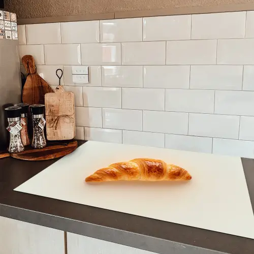 Croissant - Brood - Beige Inductie beschermer vinyl 3mm klein -sfeer3
