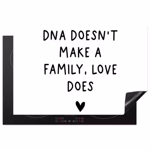 Engelse quote "DNA doesn't make a family, love does" met een hartje op een witte achtergrond Inductie beschermer vinyl 3mm klein -3d
