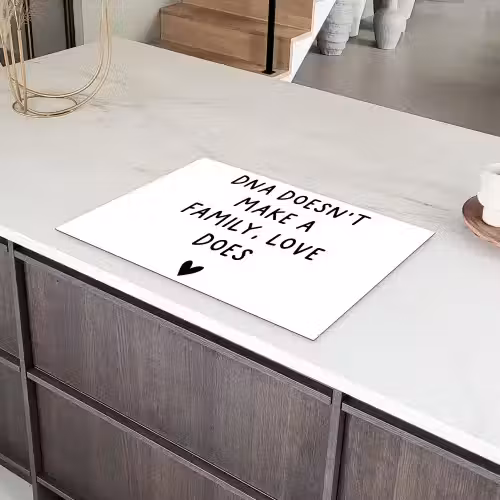Engelse quote "DNA doesn't make a family, love does" met een hartje op een witte achtergrond Inductie beschermer vinyl 3mm klein -sfeer8