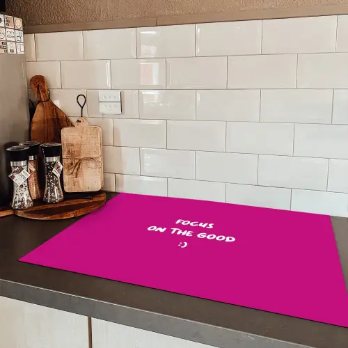 Focus - Smiley - Roze Inductie beschermer vinyl 3mm klein -sfeer3