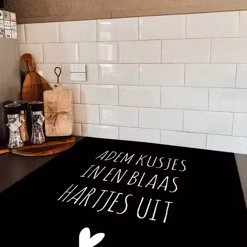 Spreuken - Adem kusjes in en blaas hartjes uit - Quotes Inductie beschermer vinyl 3mm middel -sfeer3