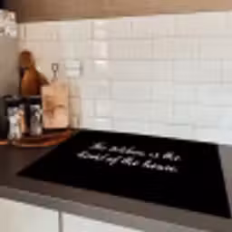 Spreuken - Koken - Thuis - The kitchen is the heart of the home - Quotes Inductie beschermer vinyl 3mm middel -sfeer3