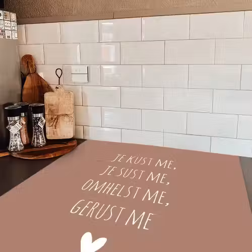 Spreuken - Je kust me je sust me - Maaike Ouboter - Quotes Inductie beschermer vinyl 3mm middel -sfeer3