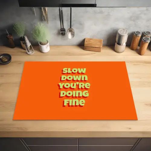 Slow down you're doing fine - Oranje - Simple Inductie beschermer vinyl 3mm klein -sfeer5