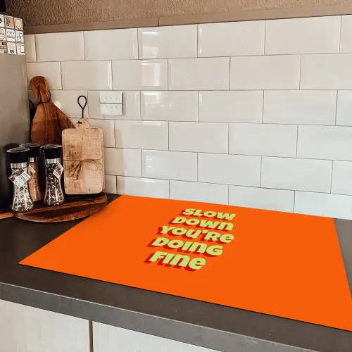 Slow down you're doing fine - Oranje - Simple Inductie beschermer vinyl 3mm klein -sfeer3